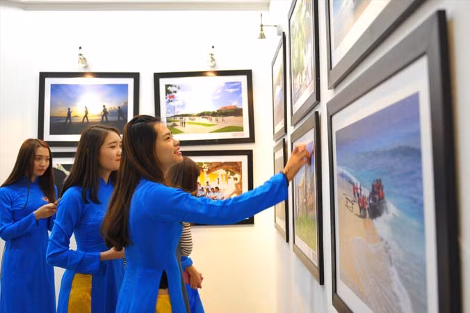 Nhiều hình thức giáo dục lý tưởng cách mạng, lòng yêu nước tới các bạn trẻ. (Trong ảnh, các bạn trẻ tham quan Triển lãm Trường Sa trong lòng Hà Nội). Ảnh: Xuân Tùng