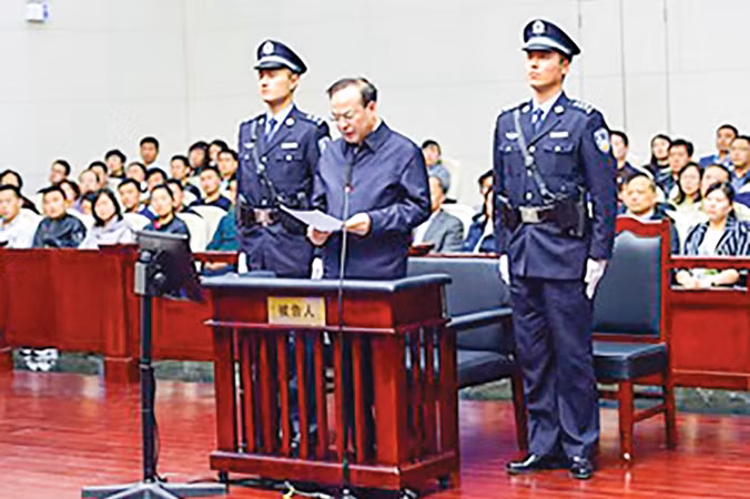 Tôn Chính Tài đọc lời nhận tội trước tòa.