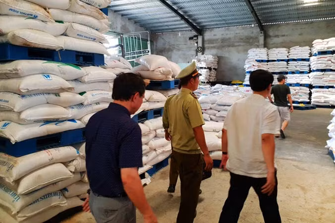 Những kho hàng chất đầy đường Thái Lan nhập lậu.