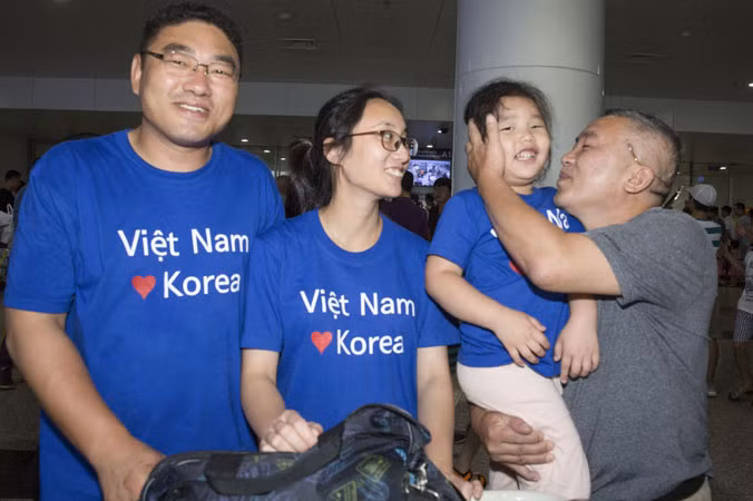 Ông ngoại mừng khôn xiết khi được gặp cháu ngoại cùng con gái và con rể sau nhiều năm xa cách.