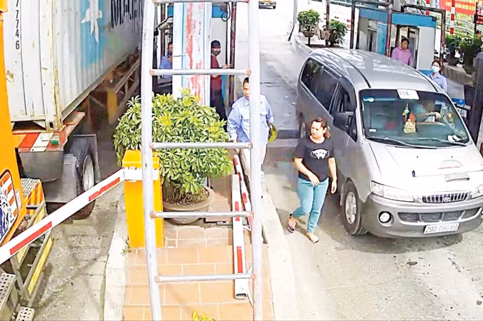 Có nhân viên đứng gác, nhưng mấy ngày qua tài xế xe tải vẫn húc gãy thanh chắn tại trạm Tân Đệ.