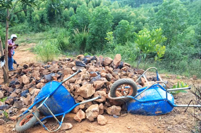 Một điểm tập kết quặng sắt dưới chân núi.