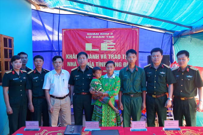 Buổi lễ bàn giao nhà “Nghĩa tình đồng đội” cho vợ chồng binh nhất Vàng A Nhà. Ảnh: D.T.