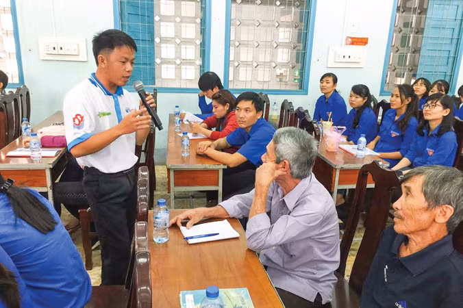 Anh Bùi Văn Sơn trong một hoạt động tập huấn, chuyển giao kỹ thuật nông nghiệp cho người dân. Ảnh: NVCC.