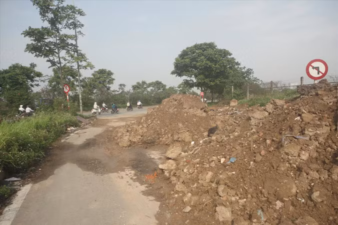 Phế thải vẫn đổ trên Đại lộ Thăng Long