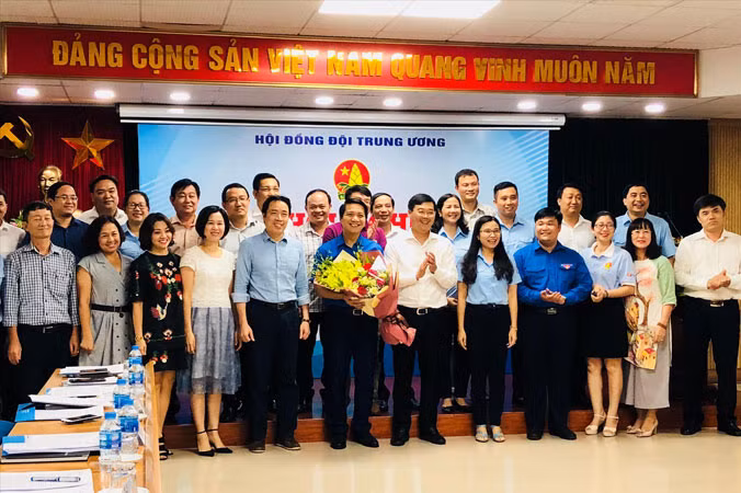 Hội đồng Ðội T.Ư lần thứ nhất, khóa VIII ra mắt.