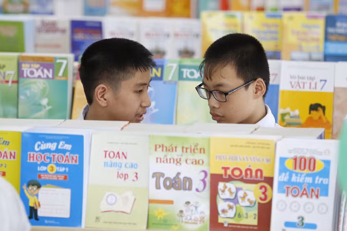 Học sinh tìm mua SGK tại Hà Nội. Ảnh: Ngọc Châu.