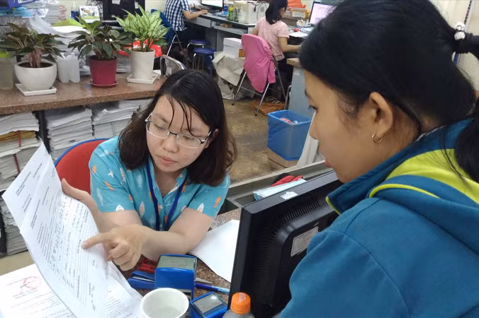 Người dân tìm hiểu về thuế thu nhập cá nhân.
