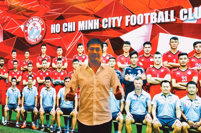 Cựu HLV tuyển VN Nguyễn Hữu Thắng tiếp quản chiếc ghế mà đàn em Công Vinh để lại. Ảnh: C.T.