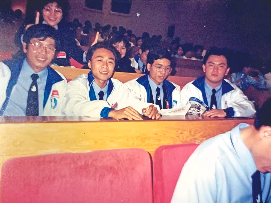 Nhạc sỹ Vũ Hoàng (ngoài cùng, bên trái) với thanh niên tại Đại hội đại biểu toàn quốc lần thứ VI Hội Sinh viên Việt Nam Ảnh: NVCC 