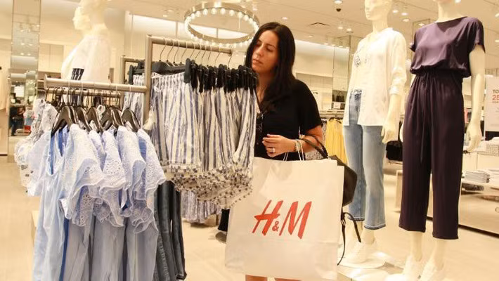 Lợi nhuận của H&M giảm mạnh do hàng tồn kho lớn - Ảnh: Getty/CNN.