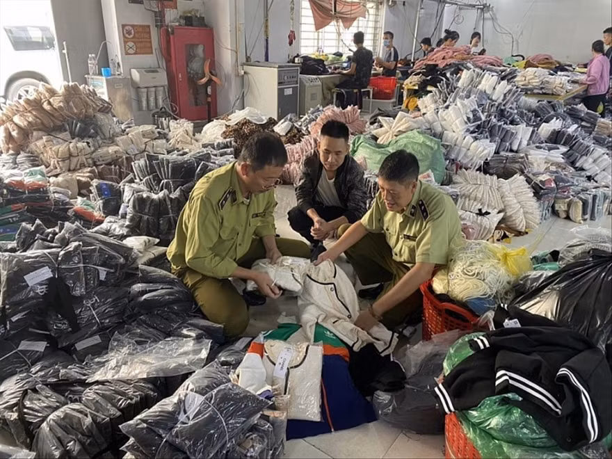 Lực lượng QLTT Hà Nội kiểm tra kho hàng có dấu hiệu buôn bán hàng giả, hàng nhái