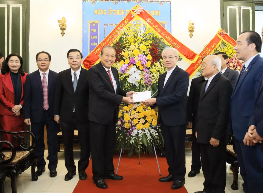 Phó Thủ tướng Thường trực Trương Hòa Bình chúc mừng Giáng sinh Ủy ban Đoàn kết Công giáo Việt Nam. Ảnh: VGP