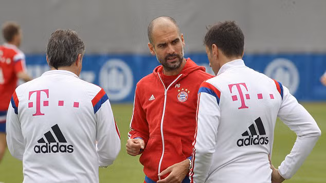 HLV Pep Guardiola hướng dẫn các học trò trong buổi tập chuẩn bị cho trận bán kết lượt đi gặp đội bóng cũ Barcelona. Ảnh: GETTY IMAGES