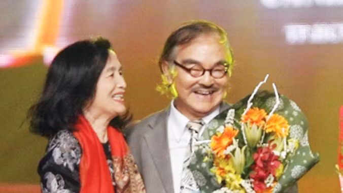 NSND Trà Giang đang trao kỷ niệm chương Vì thành tựu phát triển điện ảnh Việt Nam nhân dịp liên hoan phim Cánh diều Vàng 2014
