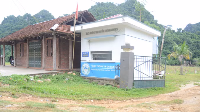 Trạm thông tin du lịch Ba Bể chênh vênh trước cổng bến thuyền Buốc Lốm