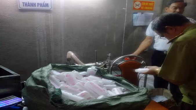 Mỹ phẩm cao cấp được sản xuất như nấu cám lợn. Ảnh: Đức Huy