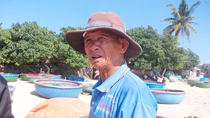 Ông Bòe sau một đêm đi biển về
