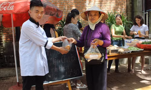 Người dân vui vẻ nhận suất ăn miễn phí 