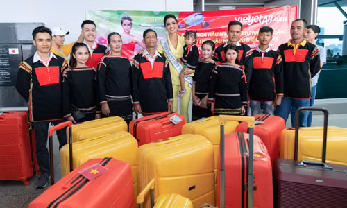 Buôn làng và gia đình tiễn H'Hen Niê sang Thái Lan thi Hoa hậu Hoàn Vũ 