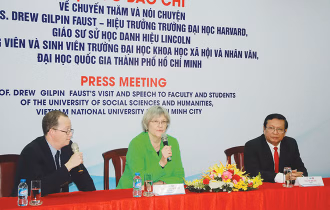 Giáo sư Drew Gilpin Faust, Hiệu trưởng Ðại học Harvard trao đổi với báo chí.