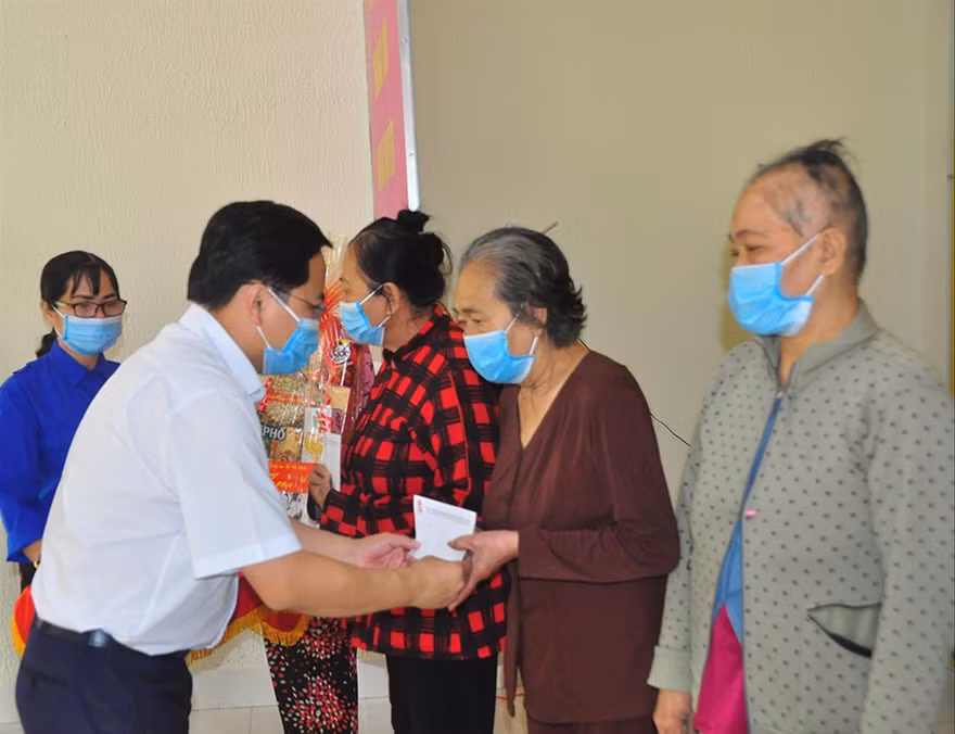 Anh Nguyễn Anh Tuấn, Bí thư thứ nhất T.Ư Đoàn tặng quà cho người dân tại huyện Cao Lãnh (Đồng Tháp)    