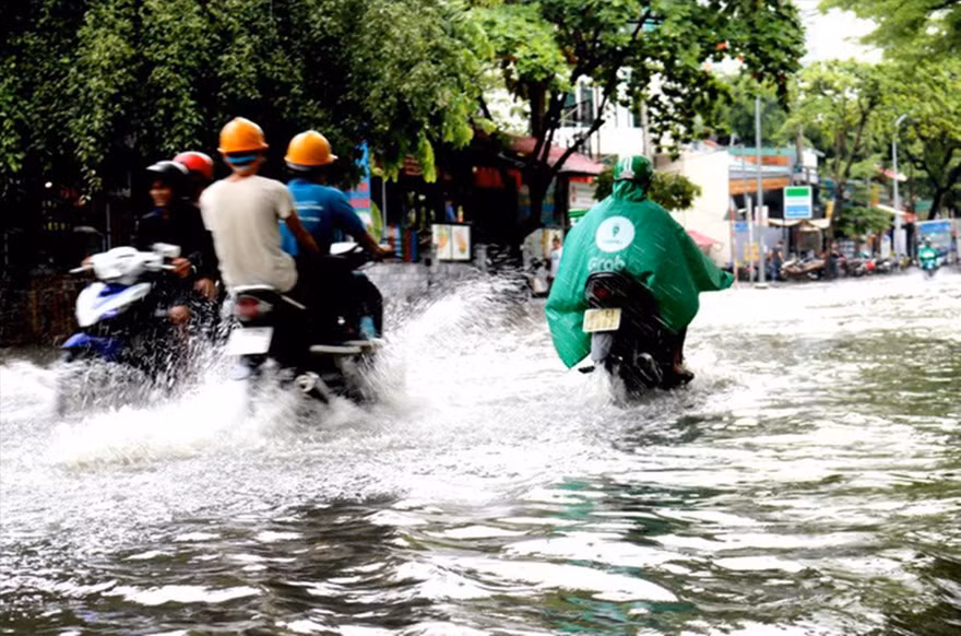 TPHCM ngập nặng chỉ sau vài cơn mưa đầu mùa