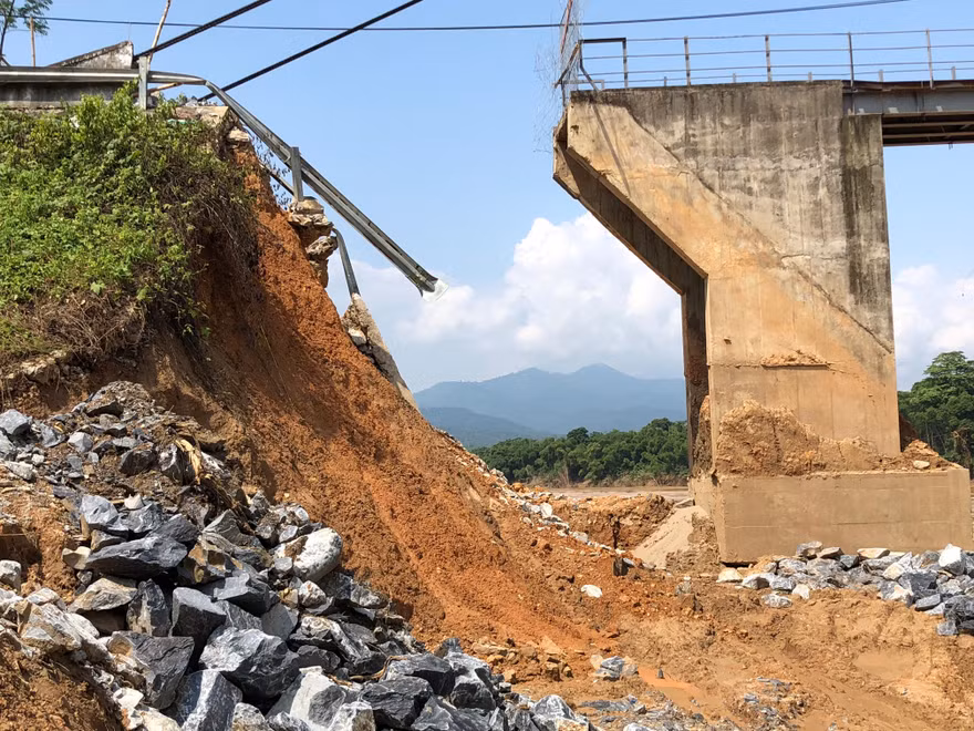 Cầu Chôm Lôm bị thổi bay mố phía Nam do thủy điện xả lũ bất thình lình