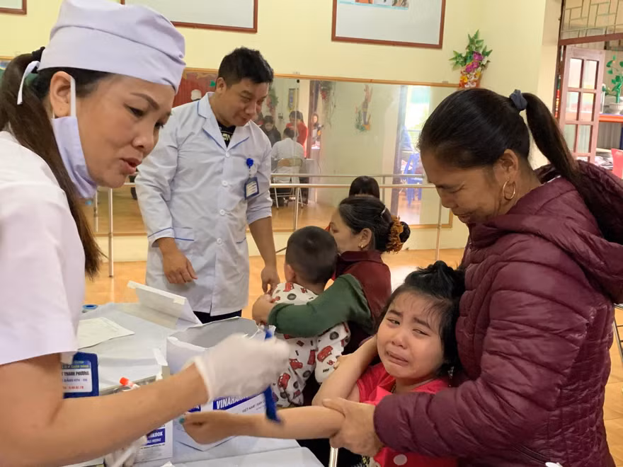 Phụ huynh đưa con đến lấy máu xét nghiệm 