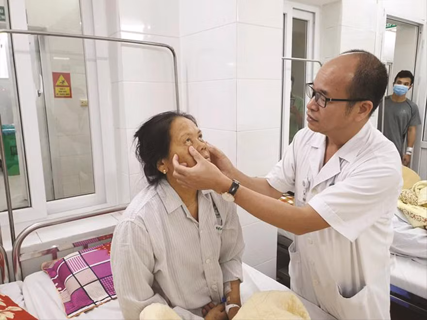PGS.TS Đỗ Duy Cường khám cho bệnh nhân mắc viêm gan