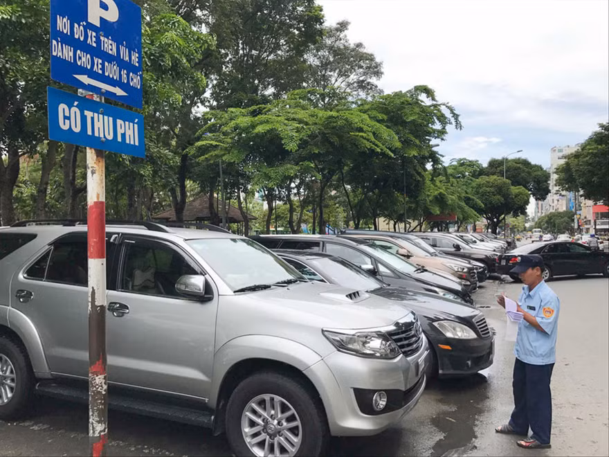 TPHCM thu phí sử dụng tạm thời lòng đường để đỗ xe ô tô theo cơ chế đặc thù từ năm 2018 