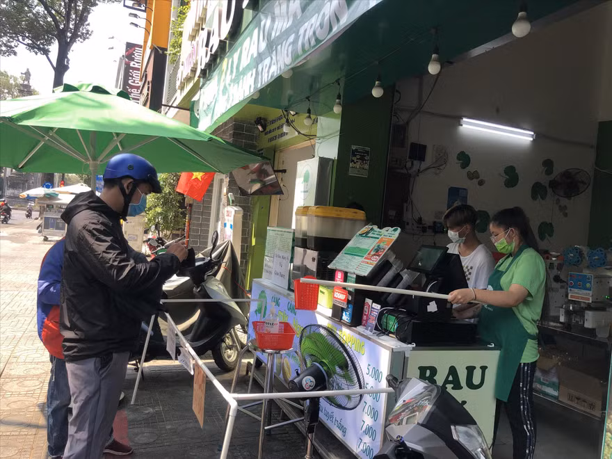Mở cửa kinh doanh sau thời gian cách ly, hàng quán vẫn đảm bảo giữ khoảng cách an toàn. Ảnh: U.P