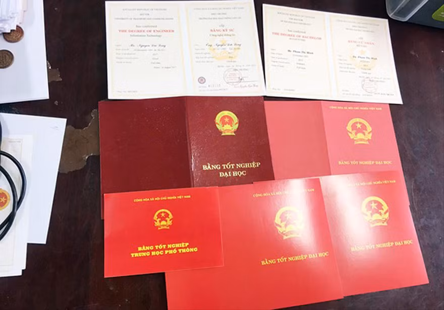 Tang vật vụ án làm giả giấy tờ, tài liệu. Bằng mắt thường rất khó phân biệt đây là những bằng cấp giả. Ảnh do CA cung cấp