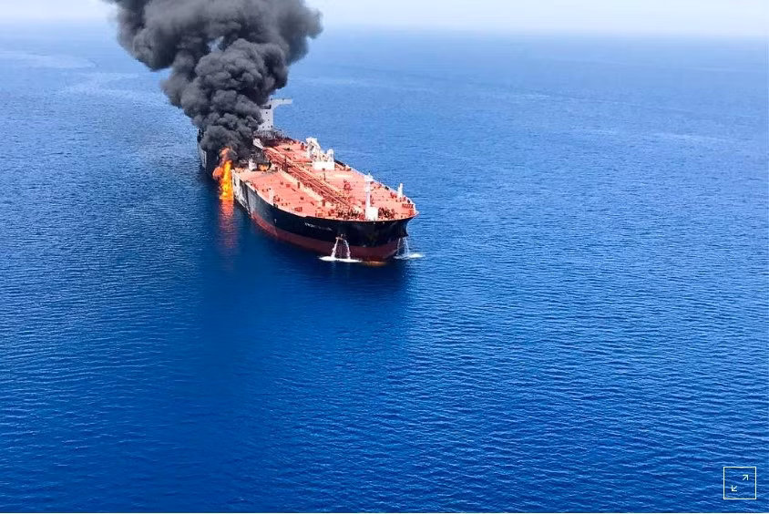 Hình ảnh tàu dầu cháy trên vịnh Oman. Ảnh: Reuters