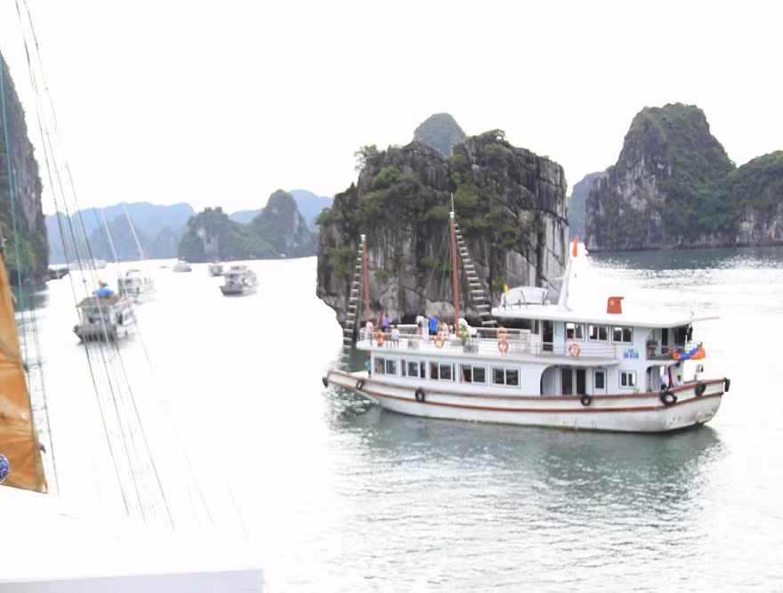 Phí tham quan nhiều di tích, danh thắng tăng cao khiến người dân lo ngại. Ảnh: NGUYÊN KHÁNH 