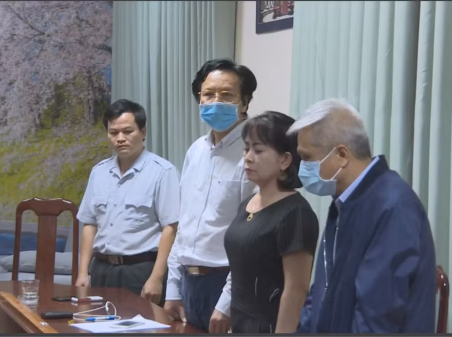 Công an đọc lệnh bắt tạm giam Doãn Hữu Long (áo trắng) và các thuộc cấp