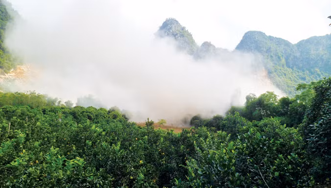 Khói bụi do nổ mìn phủ trắng một góc trang trại nhà ông Chiểu trưa 2/12 (ảnh người dân cung cấp)