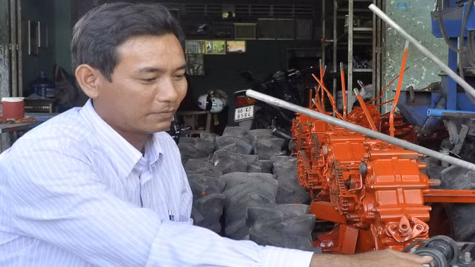 Ông Liêm ráp máy tại nhà