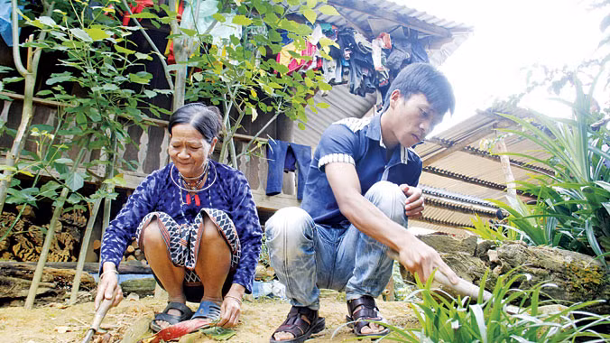 Bà Pơloong Thị Ích (thôn Vòong) phải nuôi cháu trai vì ba mẹ cháu đều tự tử vì tục ép hôn. Ảnh: Thanh Trần