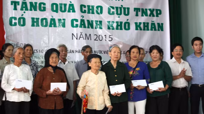 Giám đốc Ngân hàng TMCP Quân đội - Chi nhánh Bắc Ninh Nguyễn Thái Anh và Phó Tổng Biên tập báo Tiền Phong Vũ Tiến cùng các cựu TNXP.