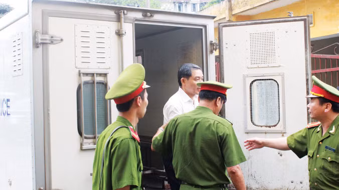 Cựu Cục trưởng Hàng Hải Việt Nam - Dương Chí Dũng hầu tòa đầu năm 2014. Ảnh: Bảo Thắng