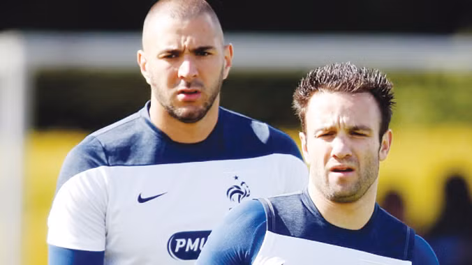 Benzema (trái) và Valbuena trong một lần tập trung cùng ĐT Pháp. Ảnh: TELEGRAPH