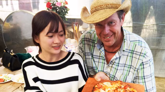 Du khách chụp ảnh lưu niệm cùng ông Tây pizza.