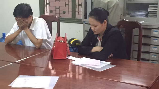 Hai đối tượng Lương Thị Tường Vy và Nguyễn Quang Vinh được phóng viên báo Tiền Phong “áp tải” về Công an phường 7, quận 3 (TPHCM) để làm rõ. Ảnh: Lê Nguyễn