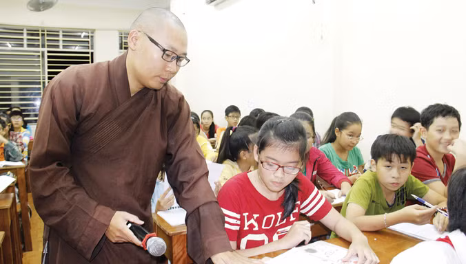 Suốt 10 năm trời, thầy Thích Thanh Lương dạy học miễn phí cho hàng ngàn học trò. Ảnh: Thanh Trần