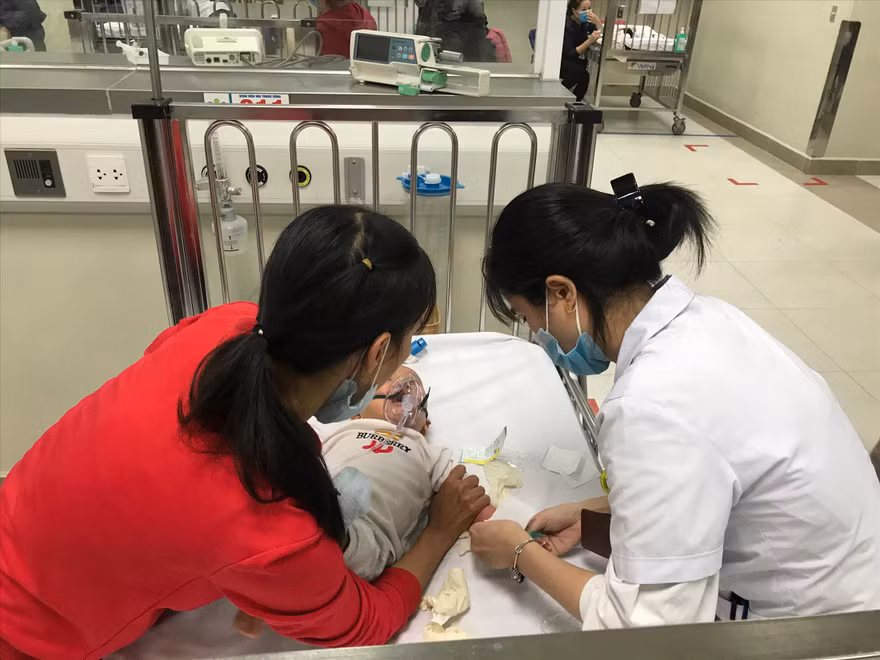 Khám cho trẻ bị viêm đường hô hấp Ảnh: Thái Hà