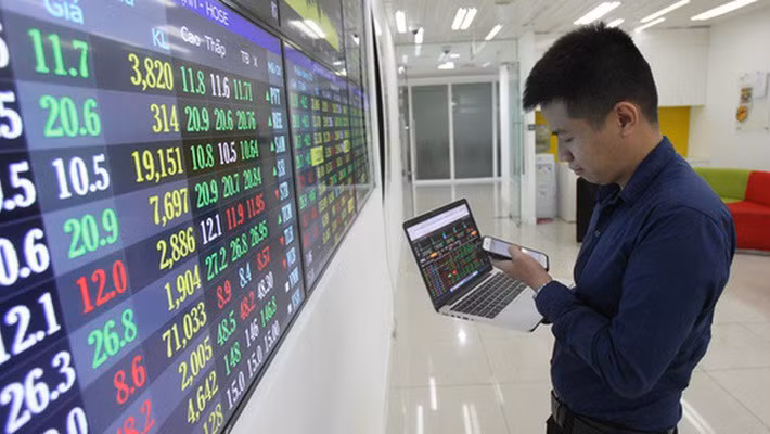 Một số chuyên gia xem đợt giảm điểm này của chứng khoán Việt Nam là cơ hội để mua vào.