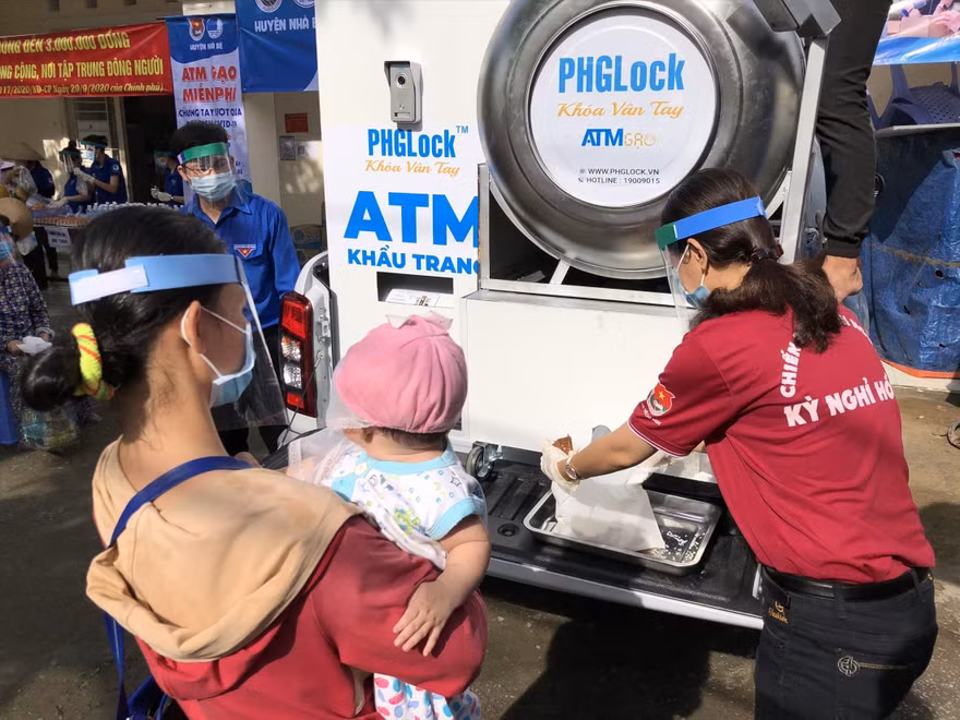 Người dân đến nhận gạo ở ATM gạo lưu động trên chiếc xe bán tải 