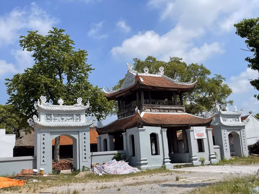 Tam quan, gác chuông chùa Đậu vẫn chờ sửa lại màu sơn Ảnh: KỲ SƠN 