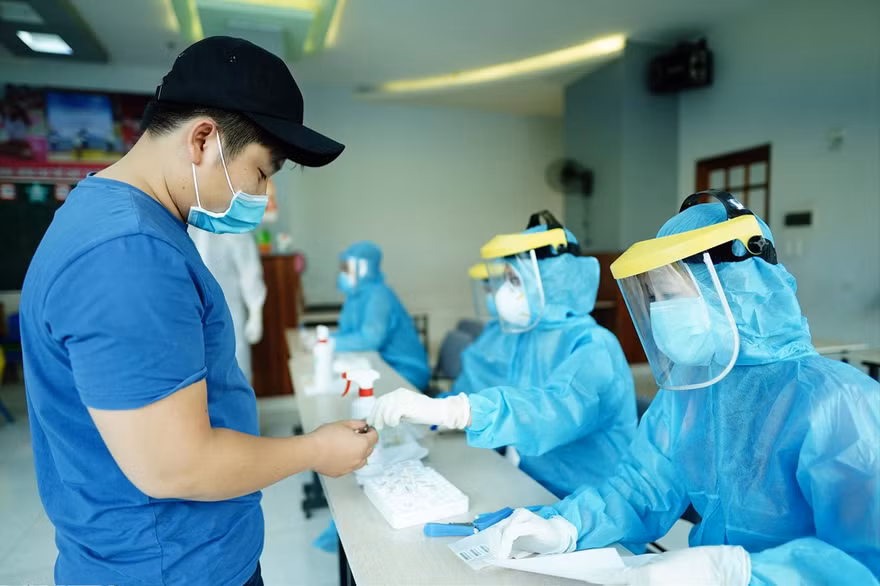 Người từng mắc COVID-19 chỉ nên đi khám khi có các biểu hiện nặng của di chứng 